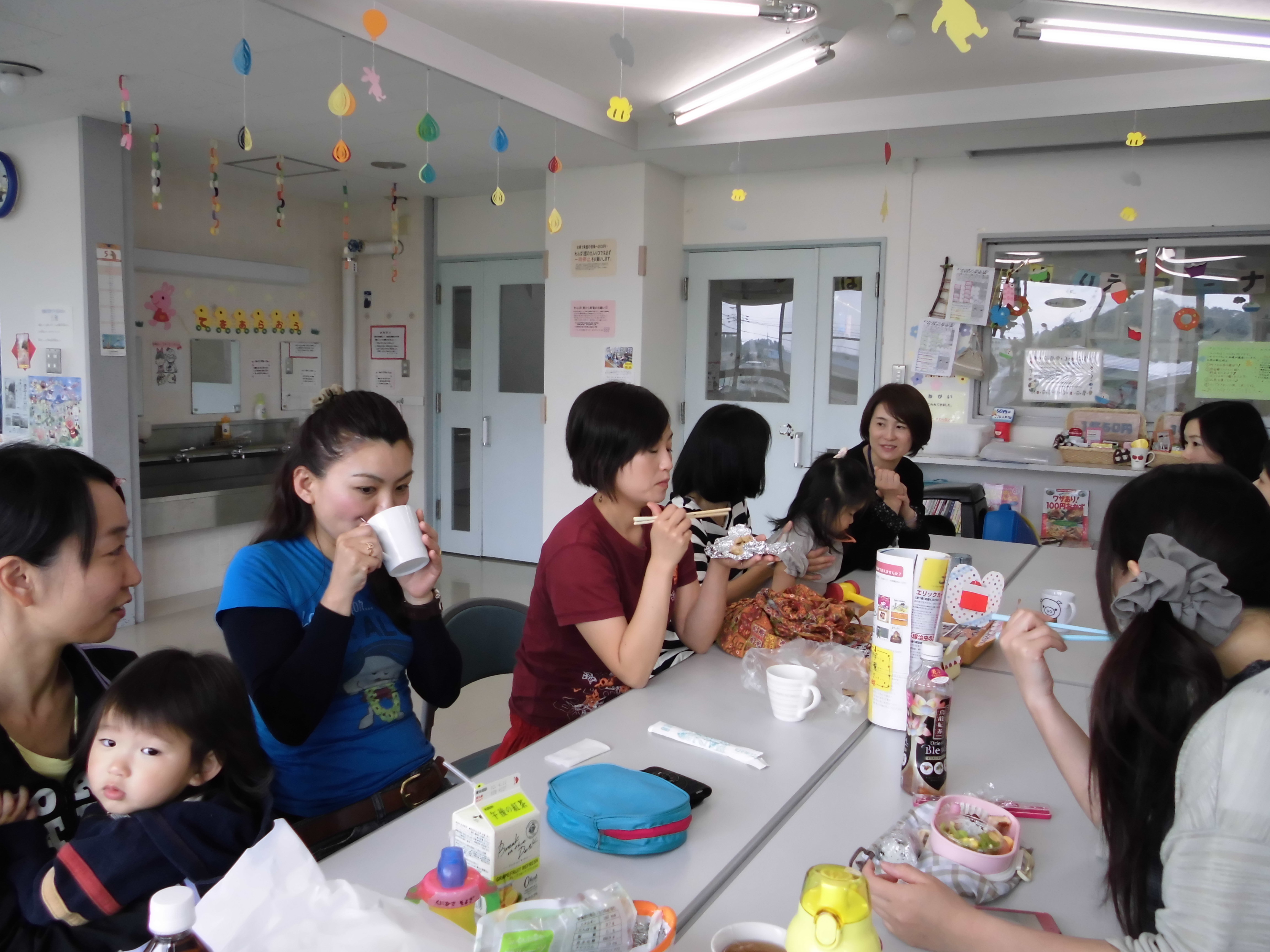 マムチャサロンで Y’sカフェ&ベビーマッサージ
